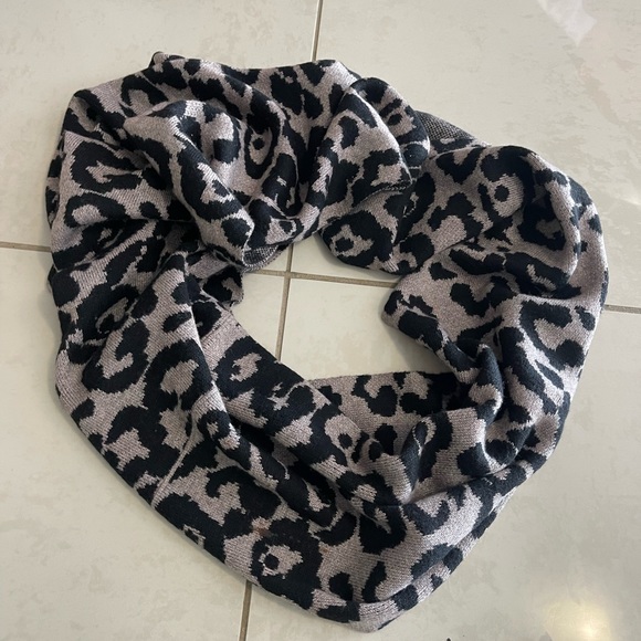 BCBG MAX AZRIA Wrap / Scarf 🧣 - Picture 5 of 8